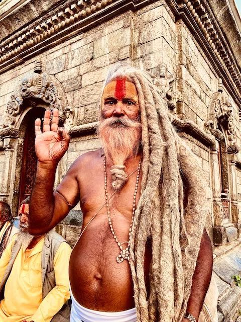 Un sadhu de Pashupatinath me mira a los ojos y me dice que tengo 2 esposas 2 sadhu